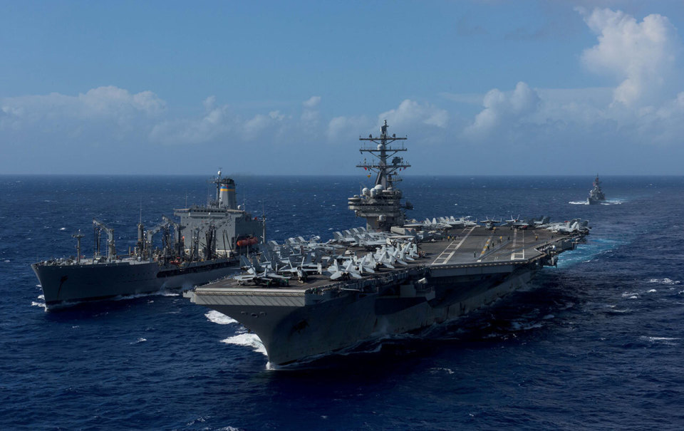 中美航母巴士海峡擦肩而过,同框照显示航母所处位置_腾讯新闻