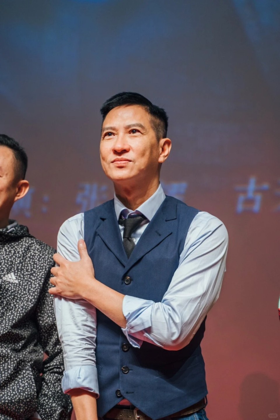 影帝张家辉现身上海面馆,网友偶遇后不敢相信,偷拍照片向朋友确认