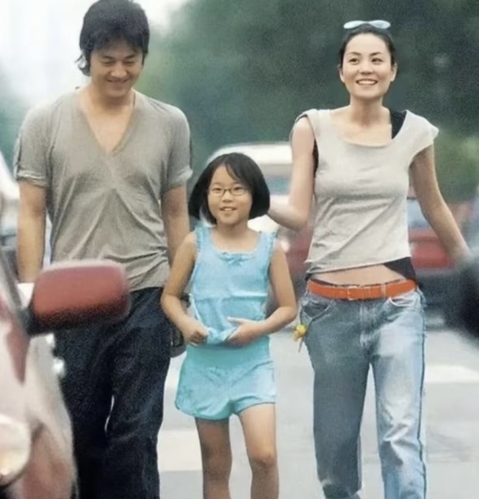 55岁李亚鹏疑似恋爱，身边女伴侧颜很像王菲，4000万债务已还清