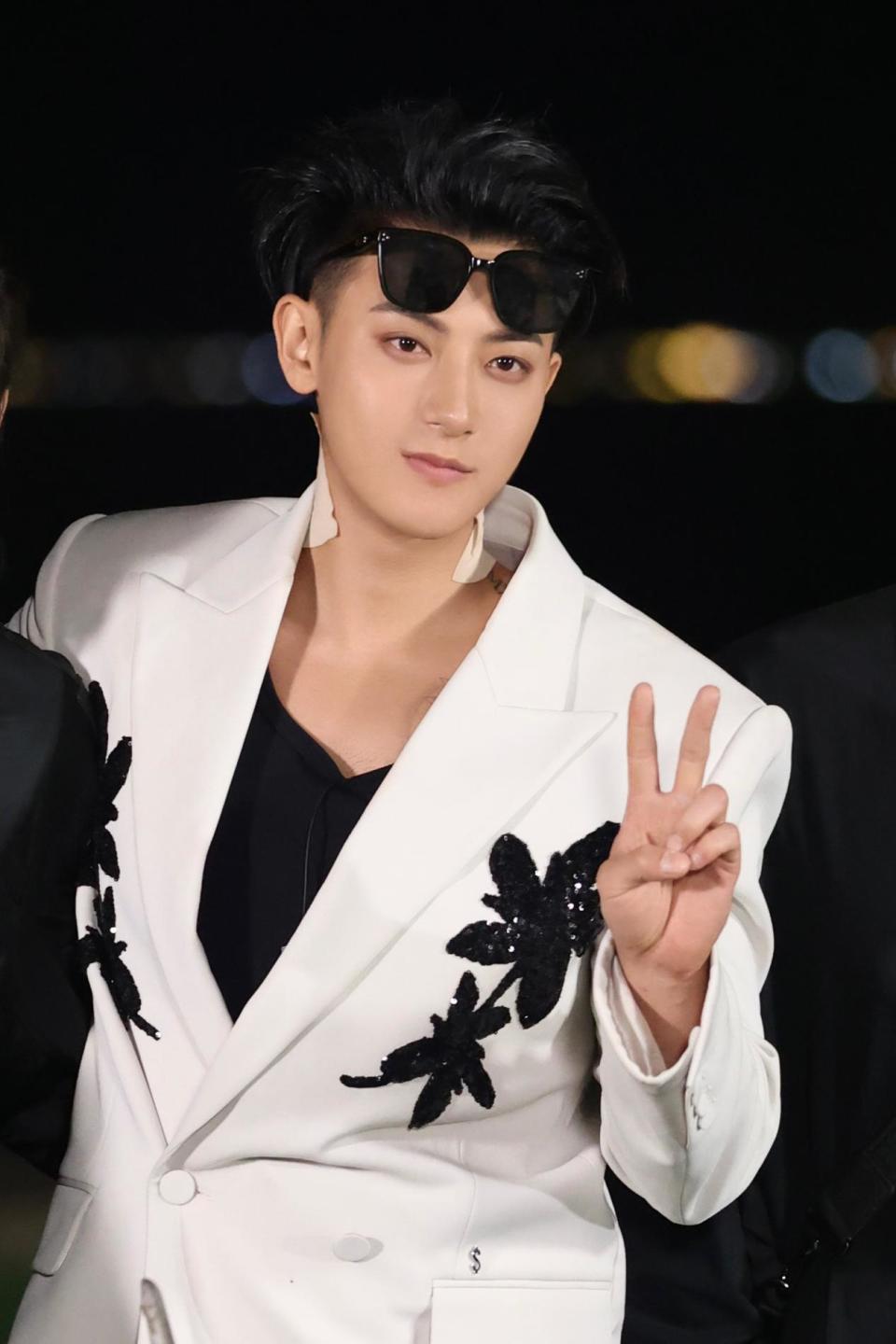 黄子韬捐500万给榕江引争议,网友质疑他想转移舆论,花小钱办大事