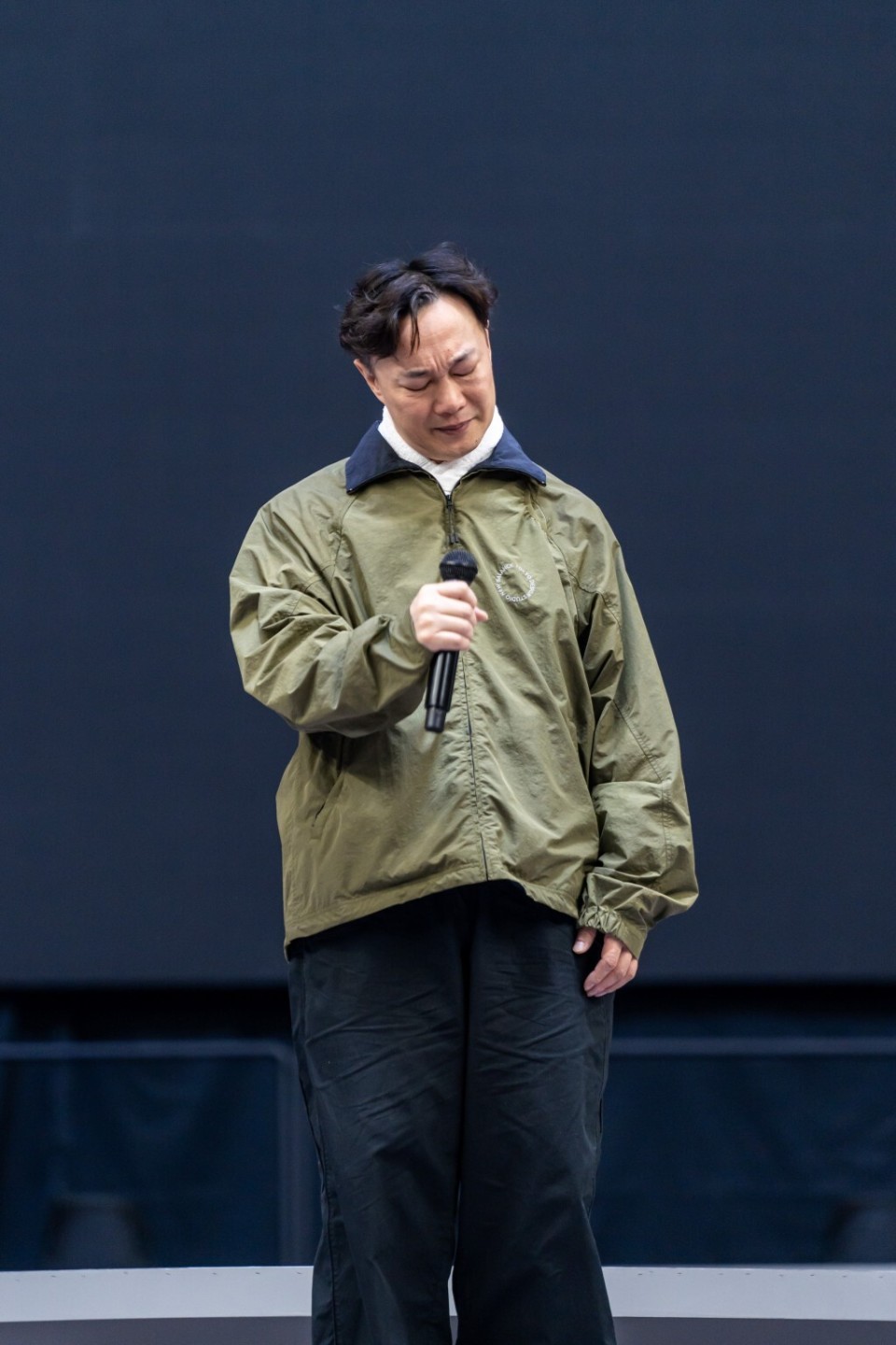 陈奕迅身体不适突然宣布取消演唱会,开场前上台鞠躬哭着向歌迷道歉