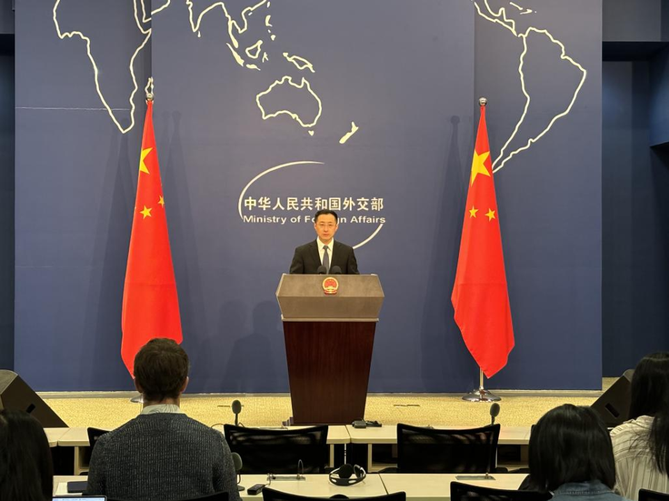 赶在美国务卿访华前夕先对华挥起关税大棒