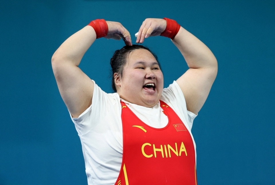 李雯雯女子举重81公斤以上级夺冠,现场把教练举高高!