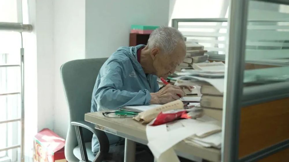 建交后，洪都拉斯代表團在北京參觀中國共產黨歷史展覽館并瞻仰毛主席紀念堂怎么讓動圖設置壁紙