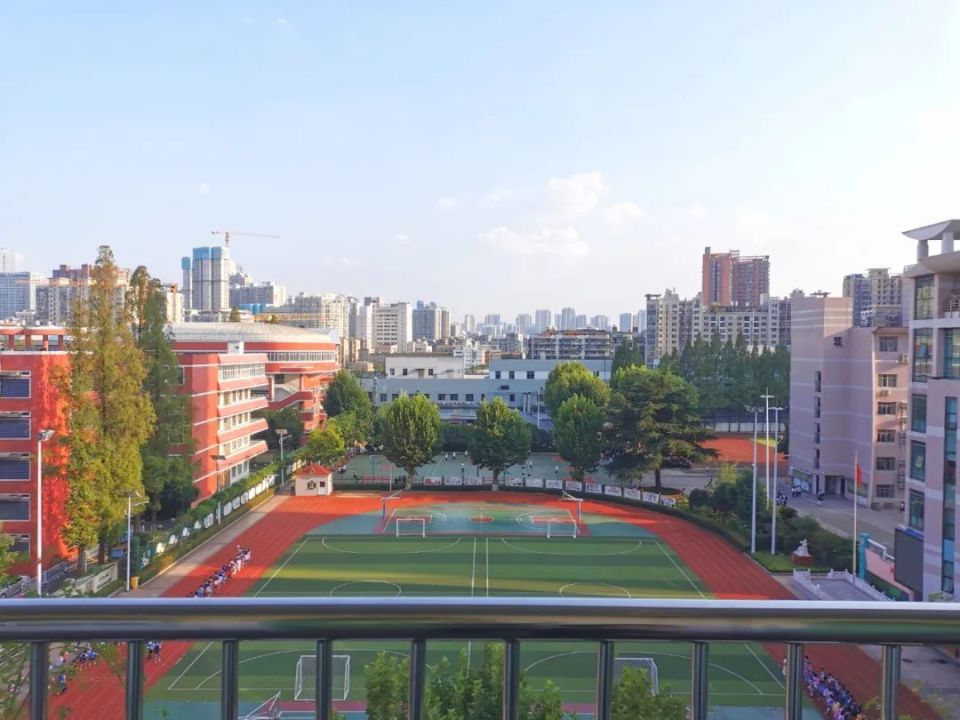 事实上,崇仁路小学是武汉乃至全国最早一批进行素质教育实验改革的