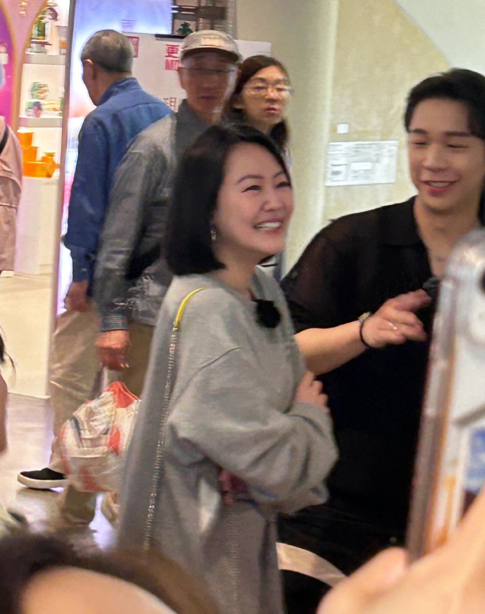 小s现身香港录节目被围观路人生图近状超好笑靥如花心情极佳