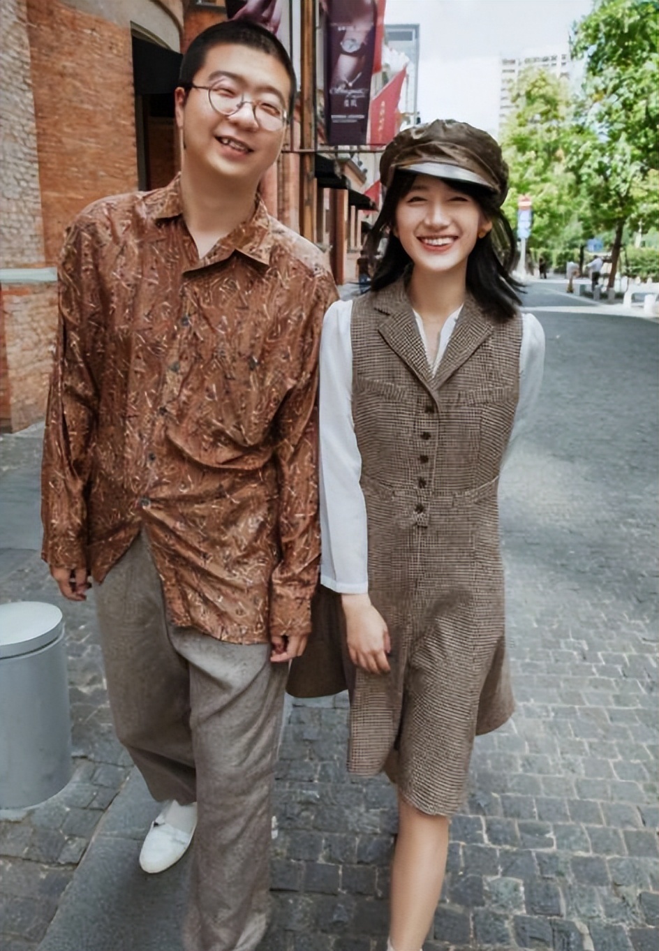 李诞否认新恋情:离婚3年,充满争议的前妻黑尾酱"销声匿迹"?