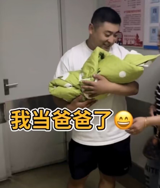 刘程抱新生儿亲吻太太,孕肚写真首曝光