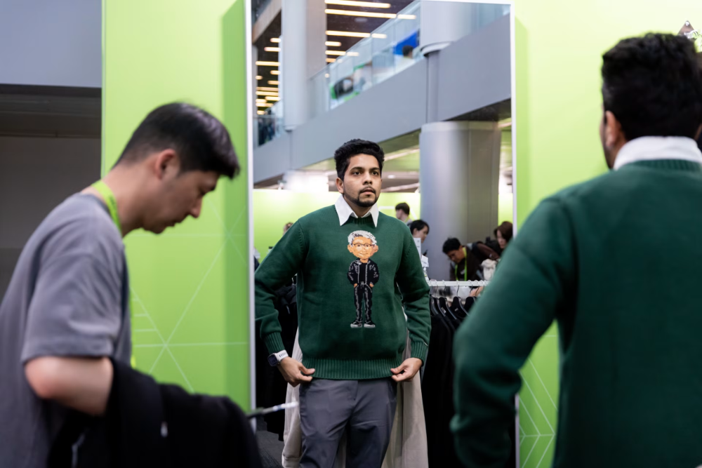 硅谷掀CEO粉丝经济 “黄仁勋毛衣”走红 售价曝光