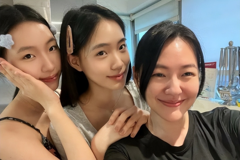 小s懒理传闻强势回归,女儿许曦文晒照秀身材,自曝纹身会被赶出家门