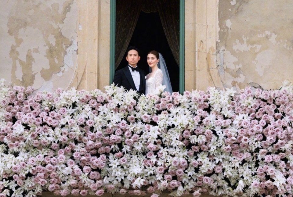 吴千语婚礼现场照曝光,与老公施伯雄甜蜜拥吻,男帅女美超般配