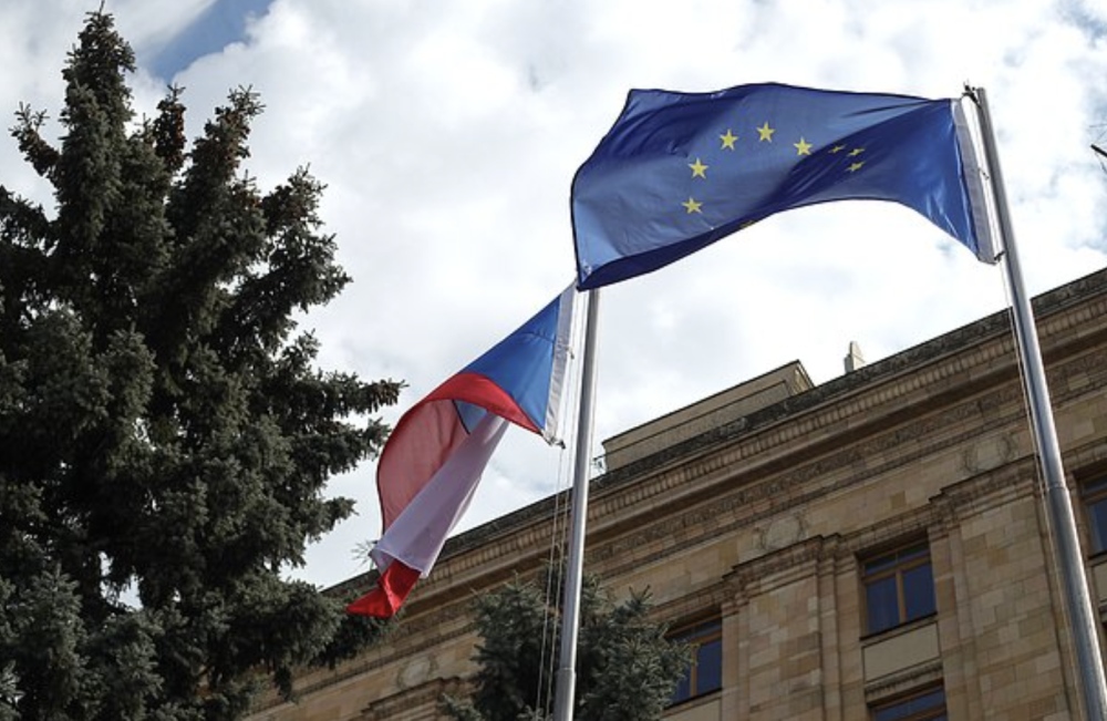 捷克驻莫斯科大使馆入口被涂红漆