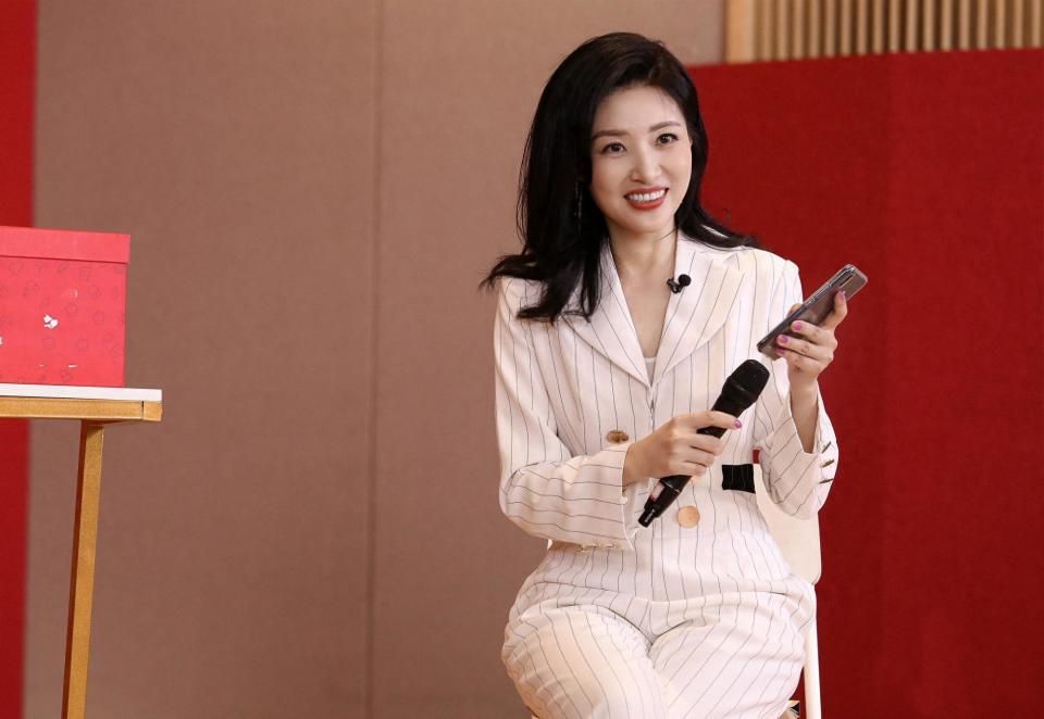 55岁周涛断崖式衰老!不化妆跟邻家大妈一样,但却越看越耐看_腾讯新闻