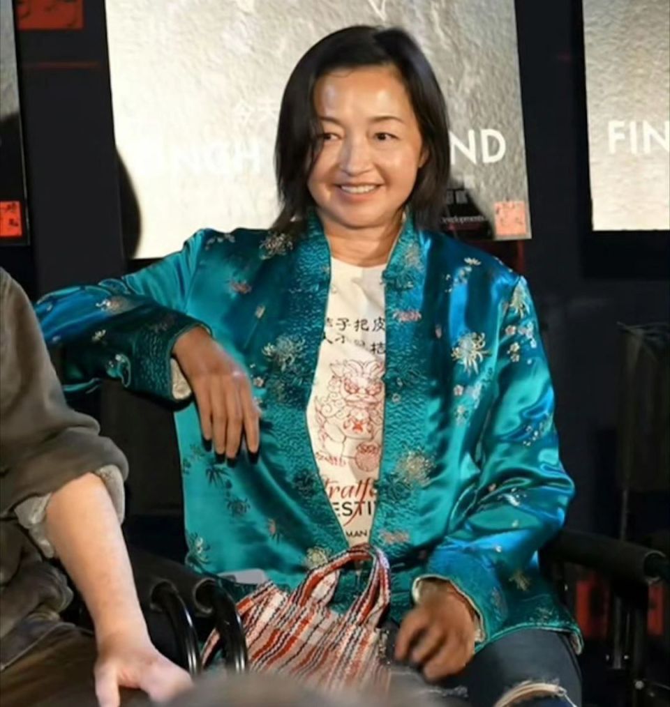 54岁李绮红近照曝光,素颜出镜颜值断崖式下滑,网友直呼不敢认