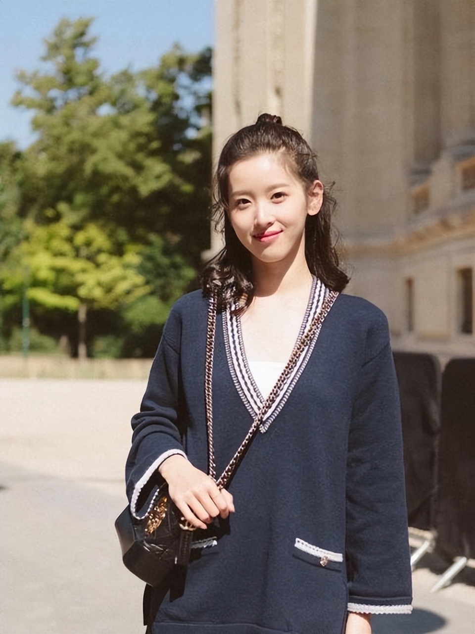 30岁章泽天登胡润富豪榜,从清华校花到顶级富豪,身价已超600亿