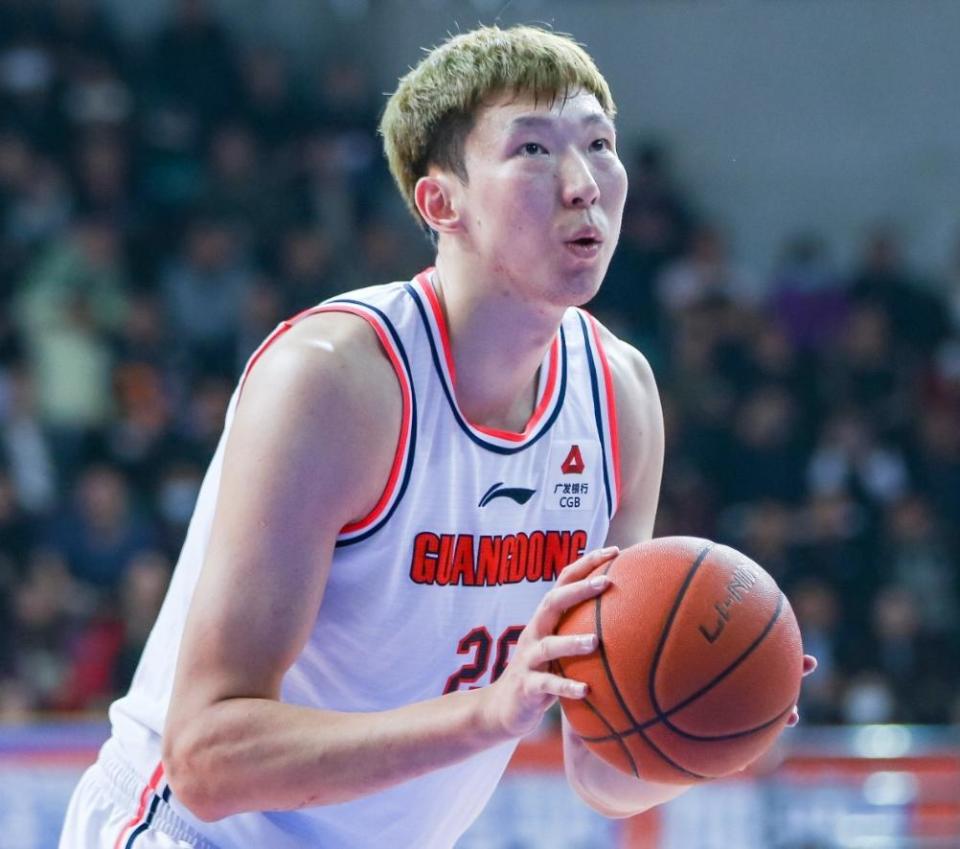 朱芳雨公开回应周琦签约细节!仍未达成续约意向,依然在努力中!