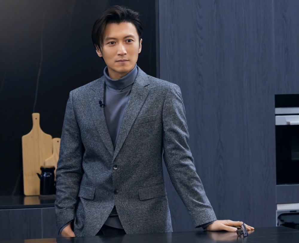 42岁谢霆锋近况令人担心,体型突然消瘦了很多,下巴削尖没有肉感插图2