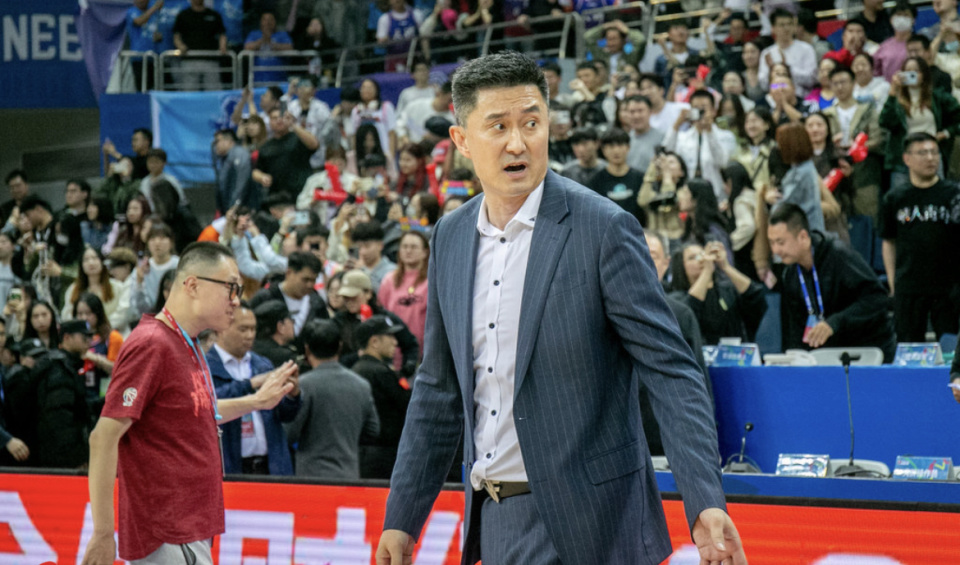 太损广东小将眉骨裂开血洒赛场送医院缝6针被周琦晒图嘲笑