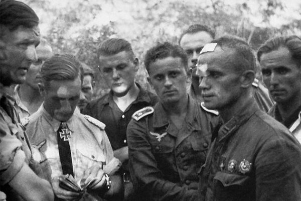 二战苏军战斗机团长被击落后遭德军围观,最后结局如何?