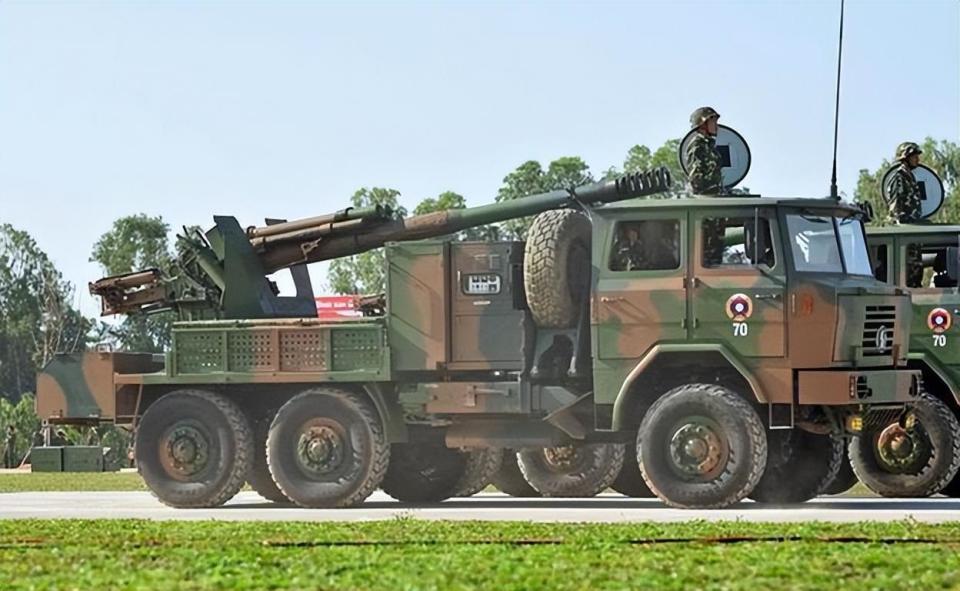 旅的全部装备,包括60辆52倍径155mm sh-1卡车炮,12辆90b 122mm火箭炮