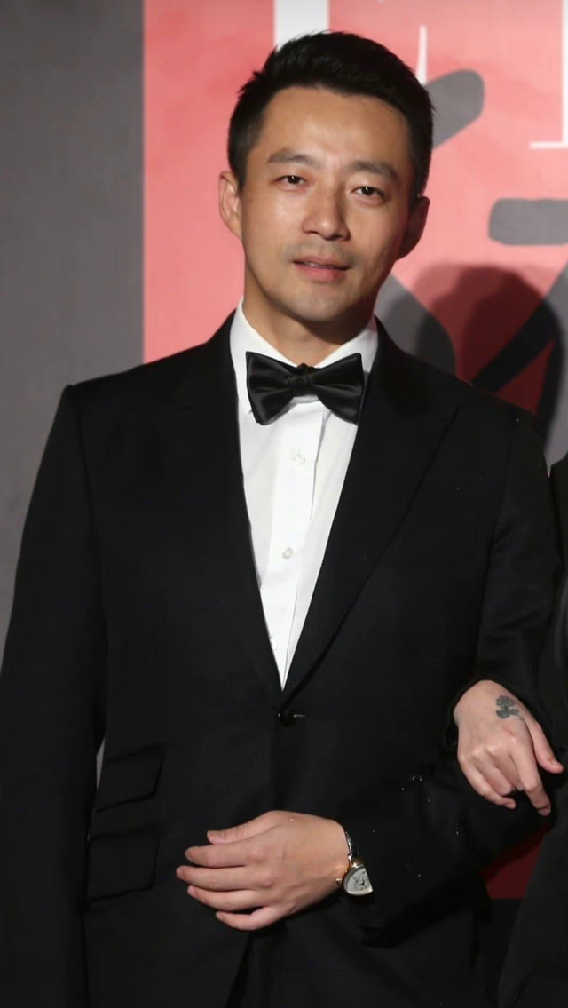 汪小菲寸头造型罕见曝光,笑容憨态可掬,网友调侃还没有具俊晔帅