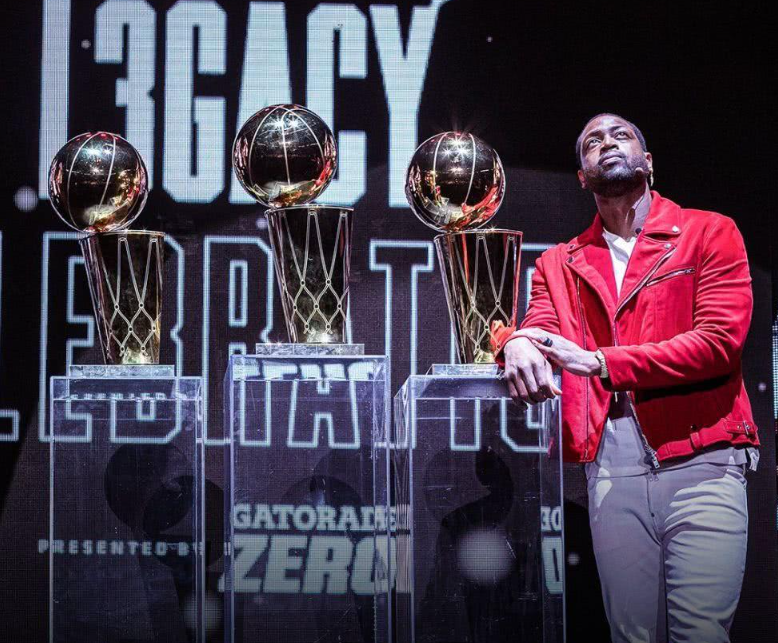 韦德正式进入名人堂:最后上台拥抱艾弗森 点名感谢安东尼保罗等人