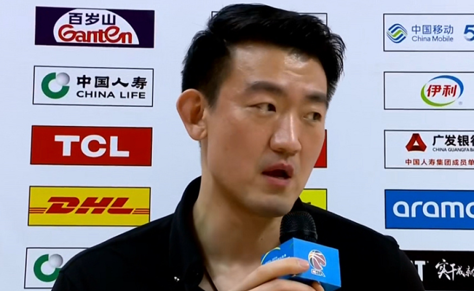 裁判抢镜cba新年大战丁伟竖大拇指赵继伟不满闫军引争议