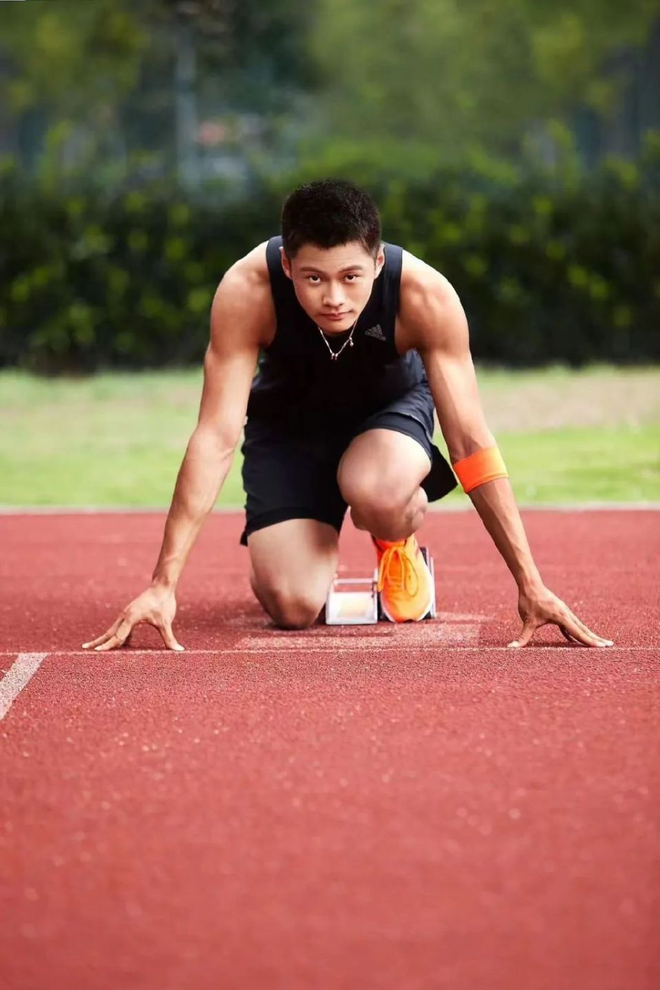 奥运会前,谢震业给自己立下了一个"跑满8枪"的目标—100米,200米,4x