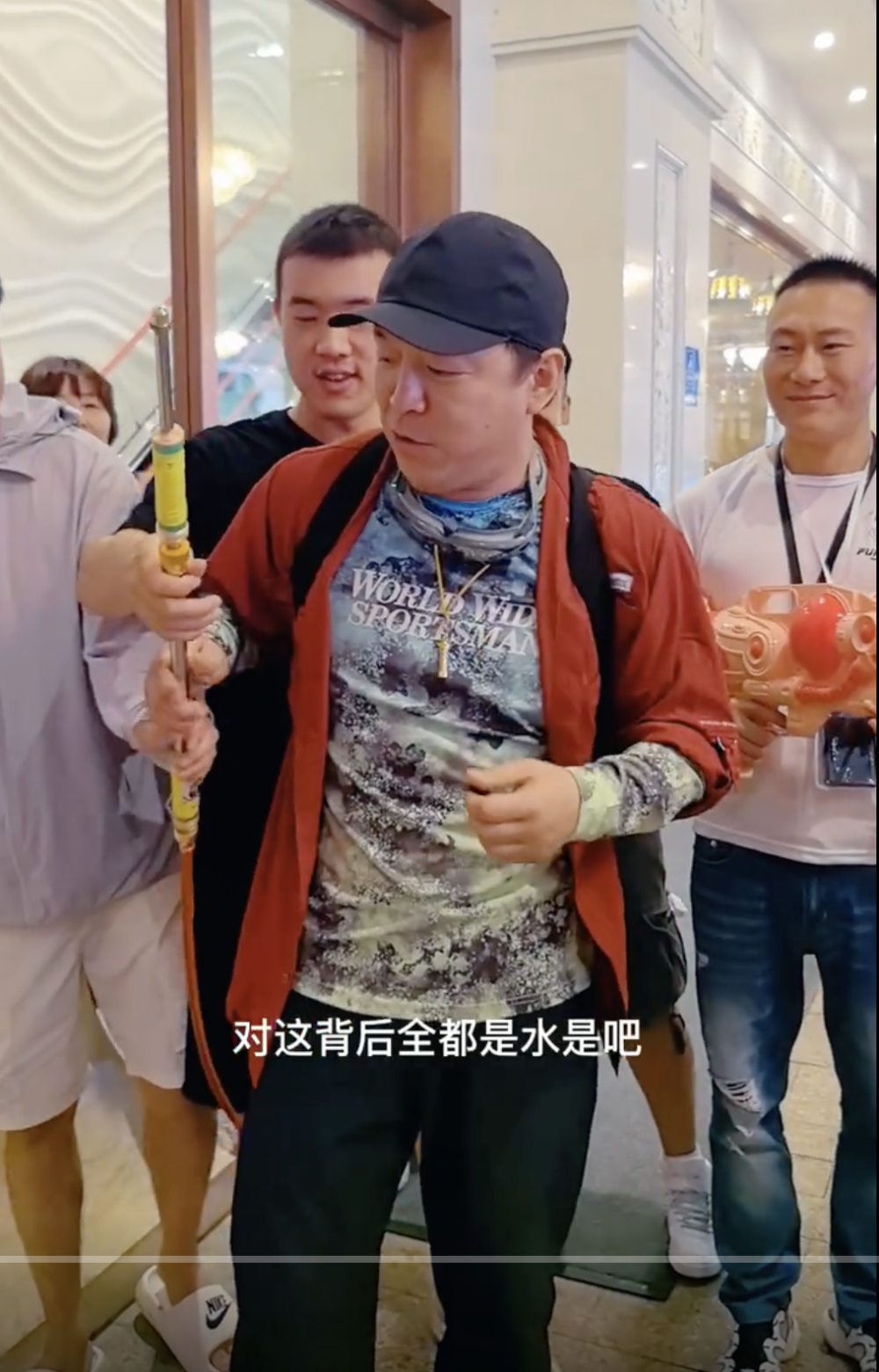 别关心黄子韬了,快看看49岁黄渤吧,被一大盆子水浇下来太惨