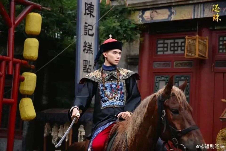 新剧《还珠》迎来剧情大反转，女主的真实身份竟然是金锁！乾隆下令全城通缉小燕子和紫薇，男女主结伴去往济南，悬赏100两寻找金锁_腾讯新闻