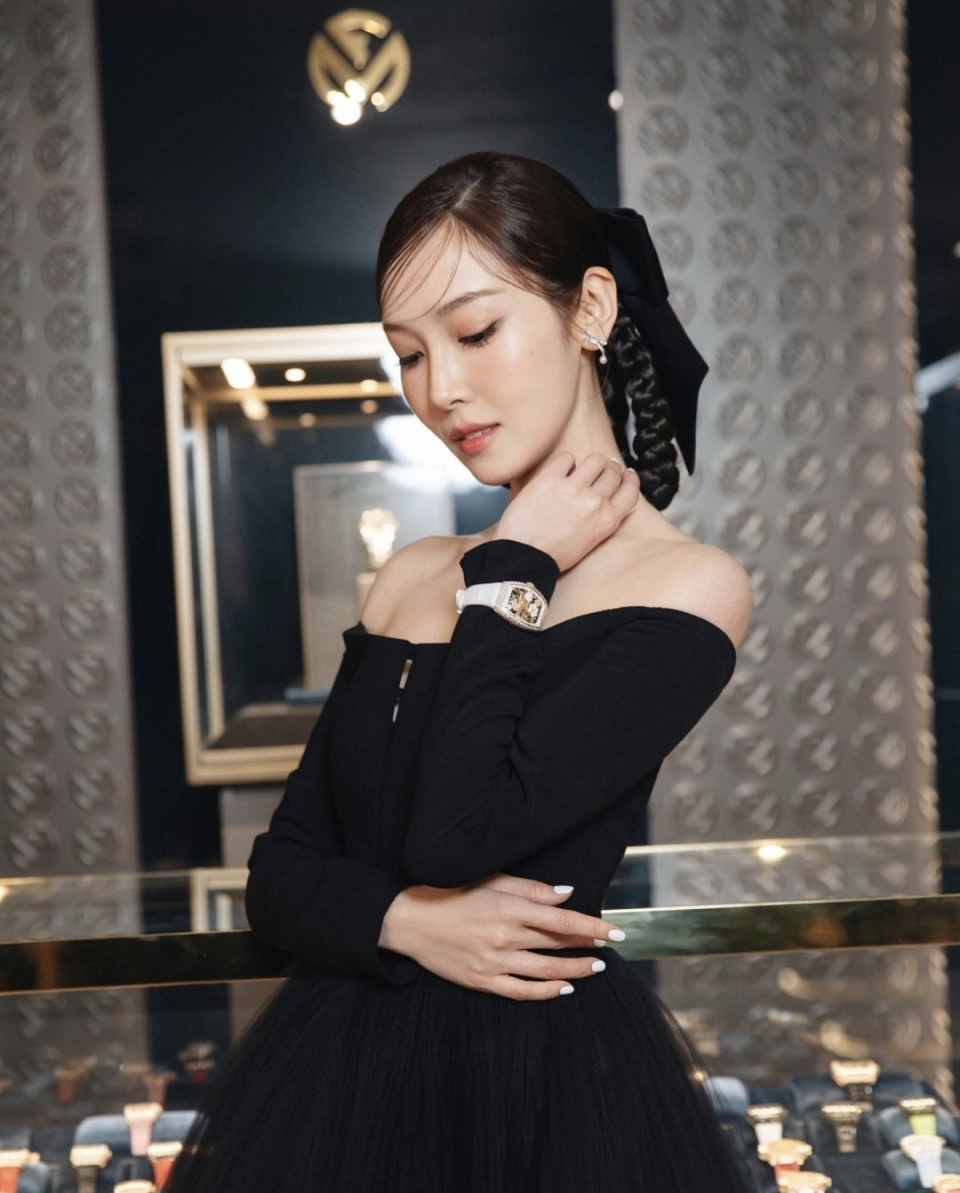 照片中的郑秀妍身穿一件黑色露肩雪纺连衣裙,优雅迷人气息尽显无遗.