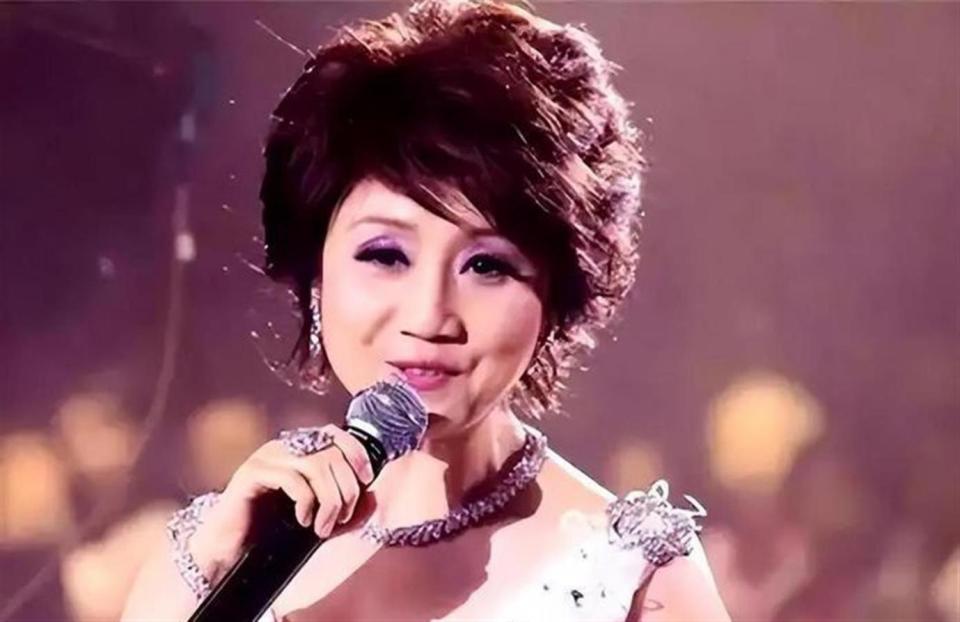 66岁张德兰突发意外！后台摔倒送医，曾上春晚爆火结婚37年无儿女_腾讯新闻