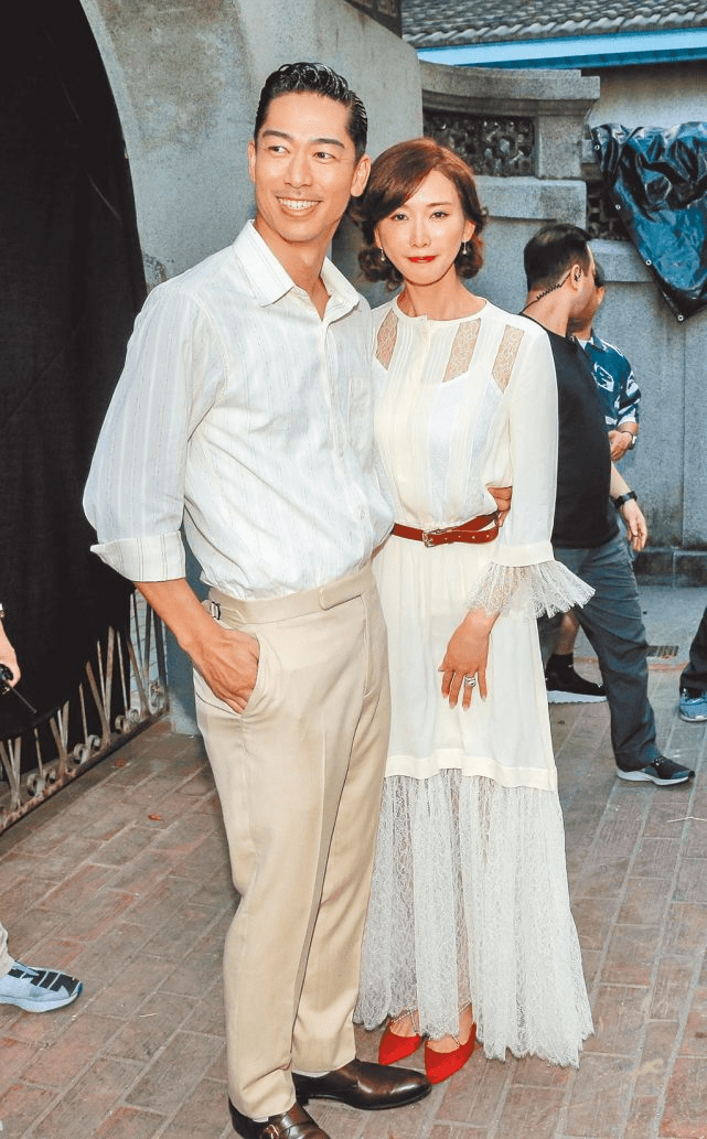 林志玲与老公现身日本餐厅,豪饮红酒满脸通红,老公两鬓已微白