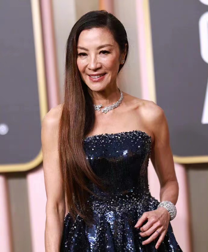 只见杨紫琼身穿高定礼服,浑身布满亮片细节满满,再搭配上昂贵的钻石