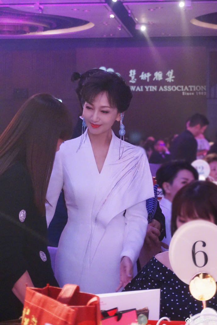 70岁赵雅芝携夫出席活动,与郭晶晶婆婆等港星同框,不像七旬老人_腾讯