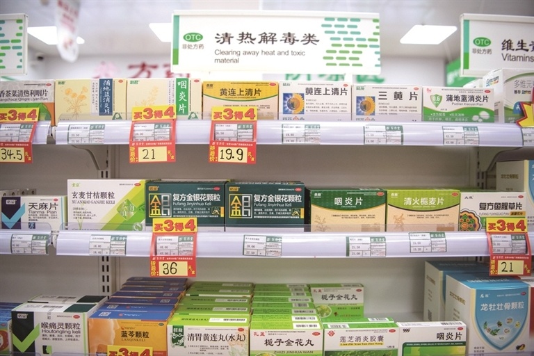 店长介绍称,相较一个月前,近期藿香正气液,十滴水,金银花颗粒,清凉油