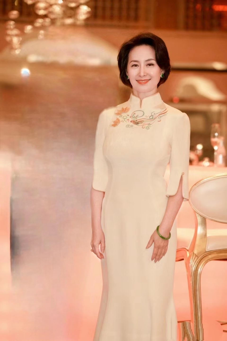 何超琼不愧是真名媛,61岁体态挺拔优雅,穿紧身裙烫卷发洋气高贵_腾讯