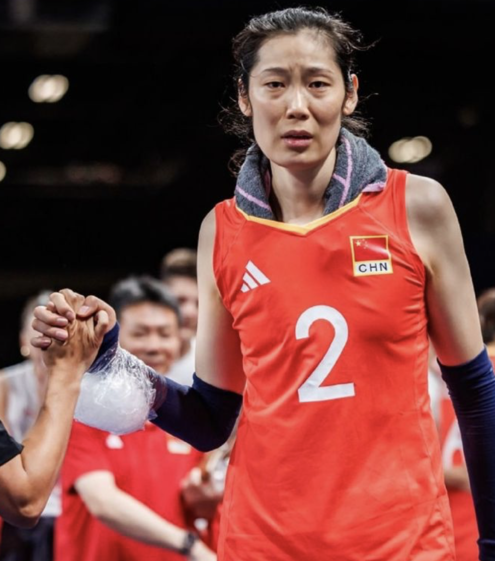 朱婷泪别奥运 赛后冰敷手腕曝光 球迷大巴车前高喊:你是我们的骄傲