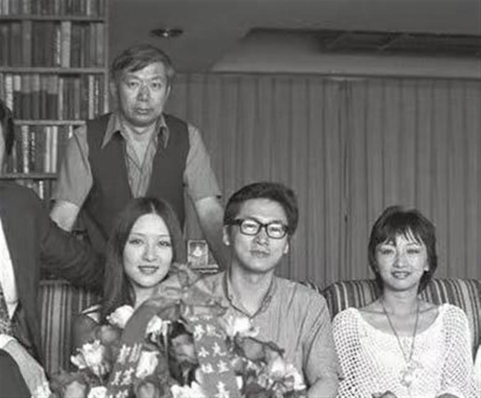 1988年，胡因梦在父亲胡赓年葬礼上，一张罕见留影，她是李敖前妻_腾讯新闻