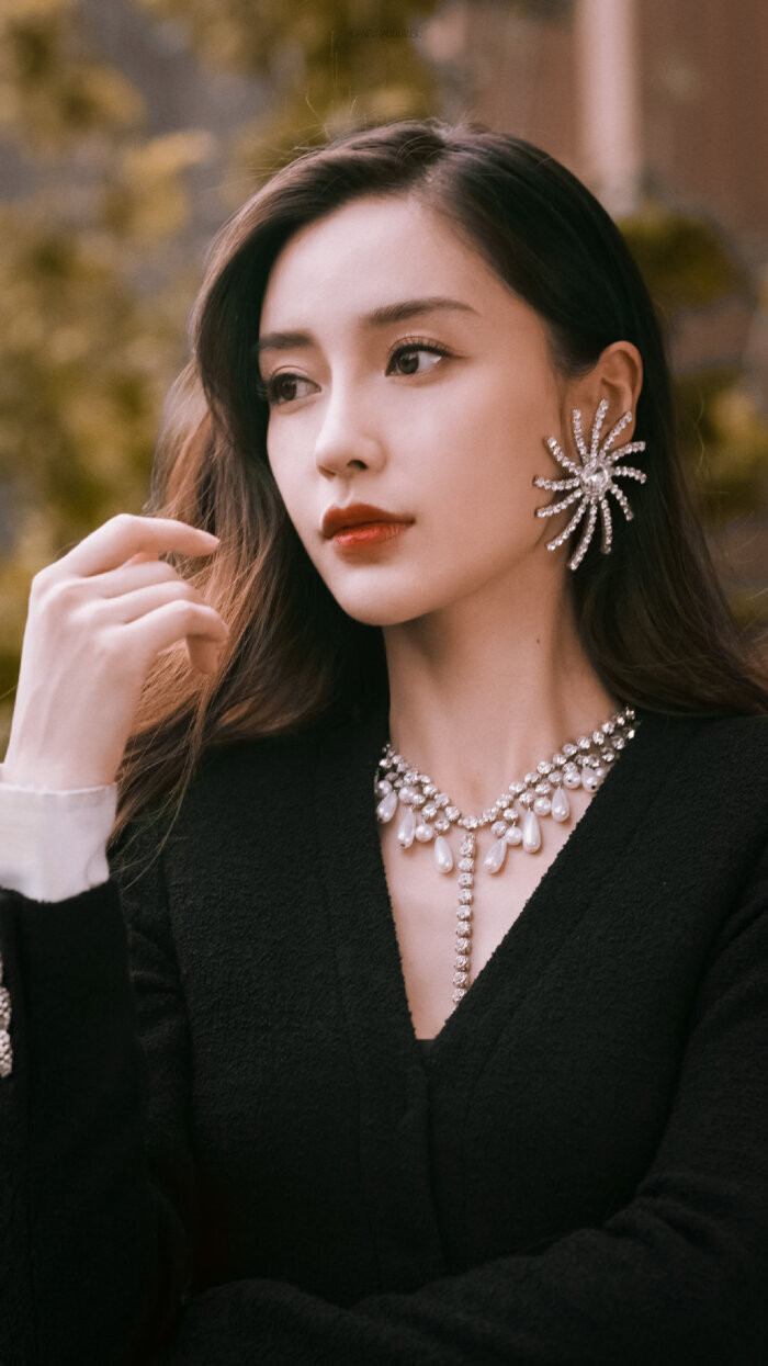 35岁杨颖现状:穿清凉吊带裙像25岁,不受事业影响和儿子玩得开心