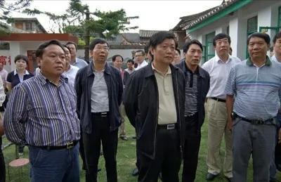 国家烟草局潘家华受贿1698万元,武汉大学中文系毕业,曾当过记者