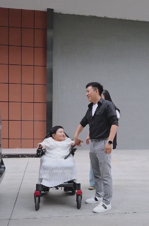 8米李喜梅怀孕11周,帅气男友贴心呵护,两人感情遭质疑