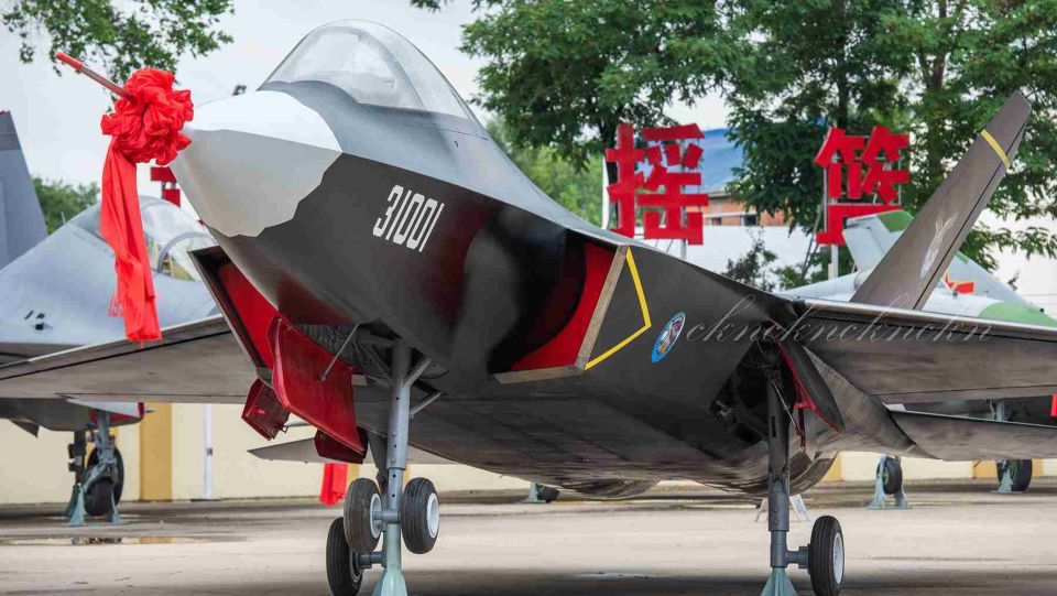 阿联酋等中东土豪在采购战斗机向来是一掷千金,本着只买贵的秉性,各种