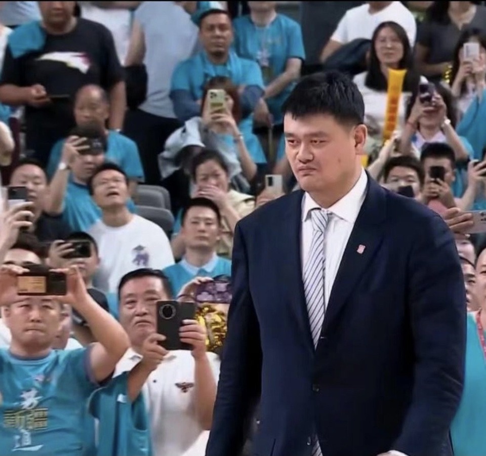 不过部分辽宁球迷却不满意,他们在网络上控诉姚明颁奖时多数时候没有