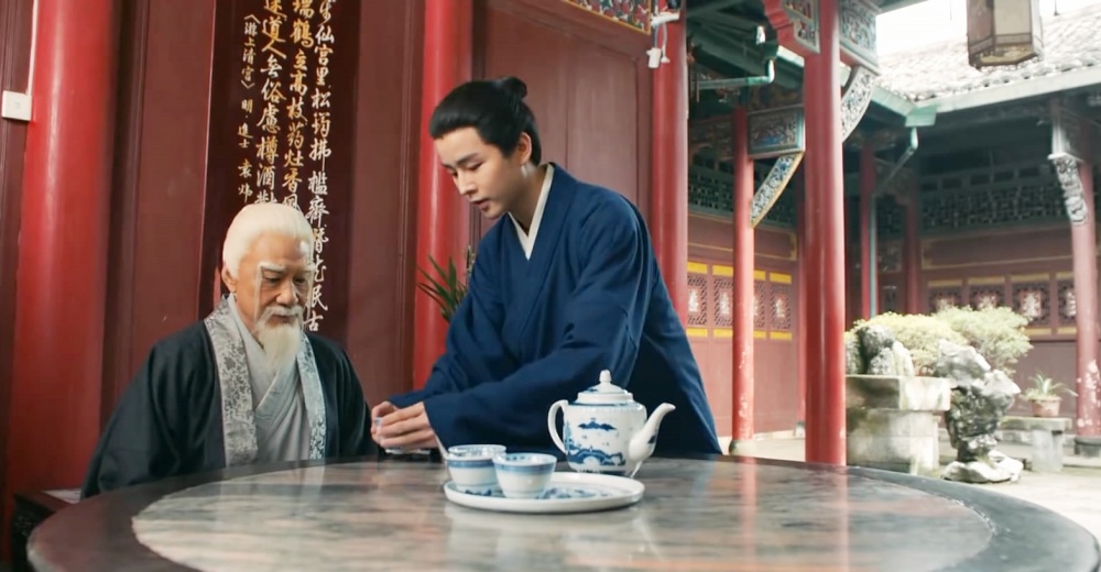 《异人之下》：面对老天师，龚庆为什么不逃跑，而选择赴死？_腾讯新闻