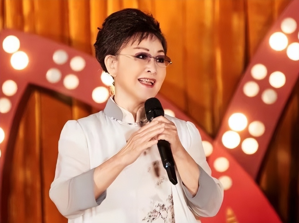 79岁李谷一回应缺席春晚,阳了后病情恢复的慢,有后遗症还没出院