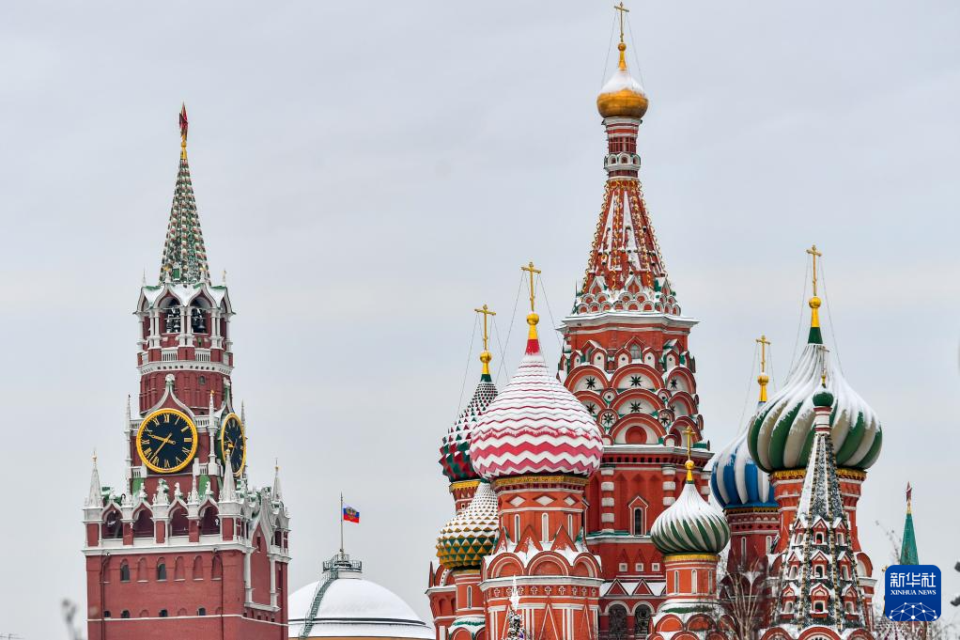 这是1月6日在俄罗斯首都莫斯科拍摄的莫斯科河两岸风景.