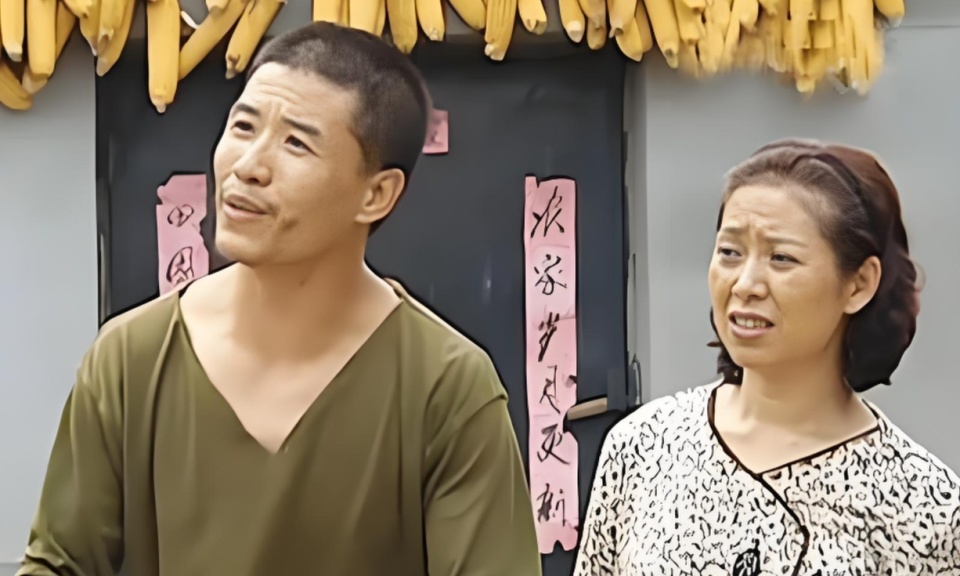 用谢广坤的扮演者唐鉴军的话来说,赵四这个角色关小平演的是对的,剧本