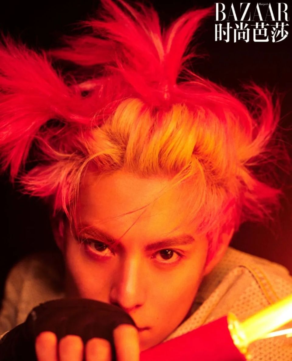 他的造型十分狂野,头发染成了近似火焰的颜色,嚣张地翘起,他的脸上戴