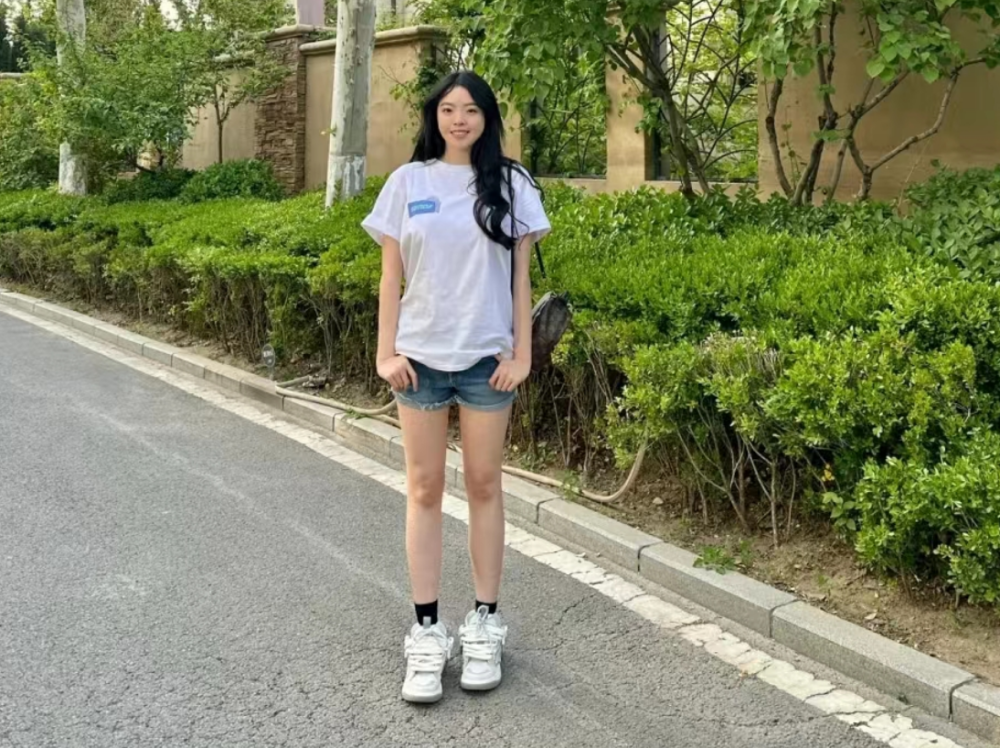 王中磊25岁女儿晒近照,王文也穿热裤秀长腿,高颜值好身材抢镜